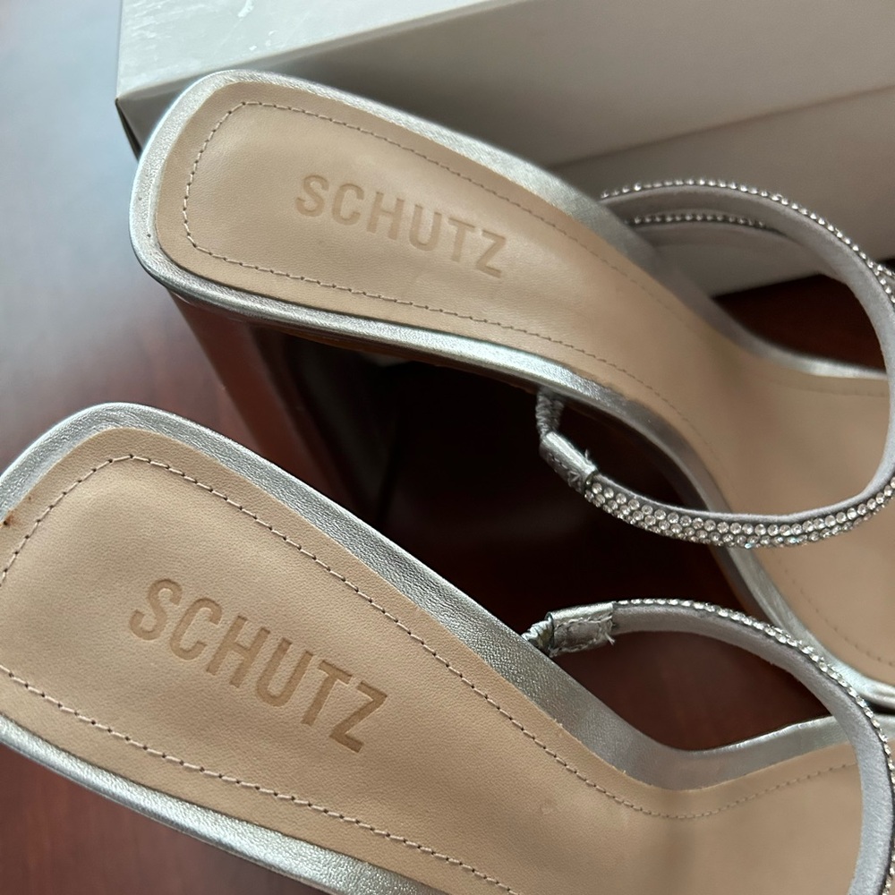 Schutz Chessie Bright Silver Heel Shoes- New In Box Size 9.5 - Picture 2 of 4